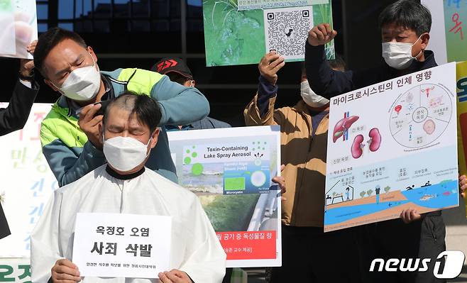 안전한 식수원 확보를 위한 정읍시민대책위 및 시민사회단체 관계자들이 25일 전북 전주시 전북도청 앞에서 가진 옥정호 녹조 대책 마련 촉구 기자회견에서 사죄 삭발식을 하고 있다. 2022.10.25/뉴스1 ⓒ News1 유경석 기자