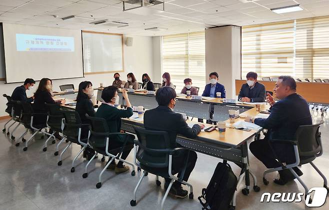 광주시와 국무조정실이 25일 시청 행복회의실에서 '규제개혁 순회 간담회'를 하고 있다.(광주시 제공)2022.10.25/뉴스1 ⓒ News1