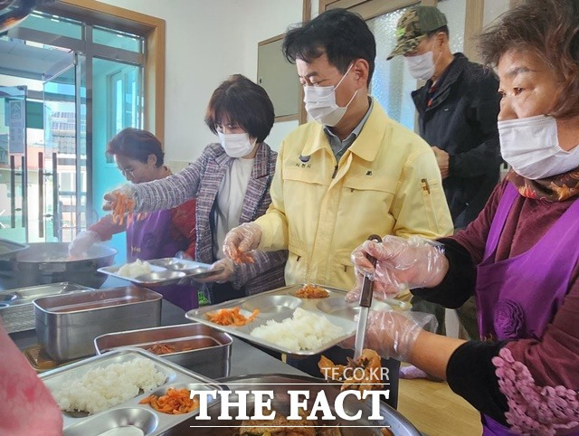 사천시가 농번기 여성농업인의 가사와 영농이라는 이중 부담을 덜어주기 위한 농번기 마을 공동급식을 하고 있다./사천시 제공