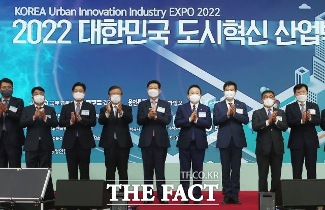 25일 경기 용인시 종합운동장에서 개막된 '2022년 대한민국 도시혁신 산업박람회'에서 원희룡 국토교통부 장관(오른쪽 네번째) 등 참석자들이 환영 박수를 치고 있다./우정식 기자