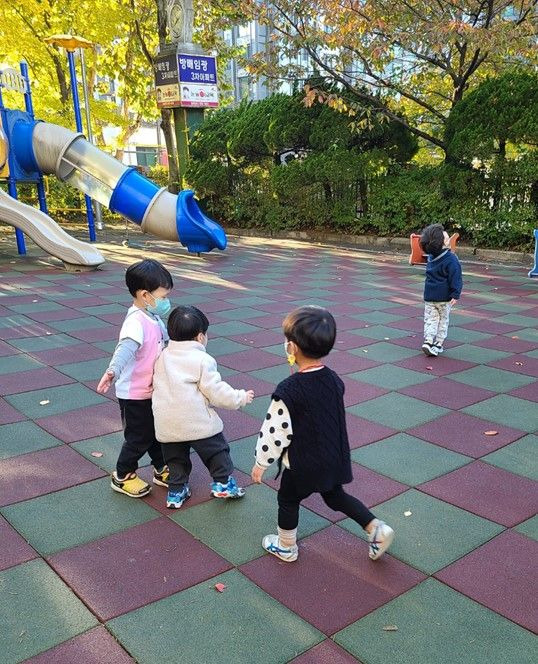 아파트 놀이터에서 친구들과 장난치며 노는 손자ⓒ