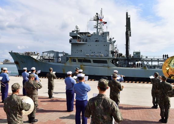 ▲파키스탄 해군 군수지원함 나스르함(Nasr)이 25일 해군작전사령부 장병들의 환영 속에 부산작전기지에 입항하고 있다. /사진=해군작전사령부