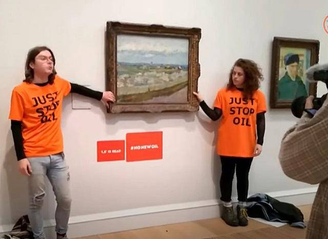 저스트 스톱 오일 소속 회원들이 6월 29일 영국 런던의 코톨드갤러리에서 반 고흐의 '꽃이 핀 복숭아 나무' 작품 액자에 손을 댄 채 시위를 벌이고 있다. 유튜브 캡처
