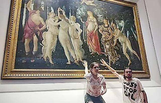 저스트 스톱 오일 소속 회원들이 7월 22일 이탈리아 피렌체 우피치갤러리에서 산드로 보티첼리의 봄을 뜻하는 '프리마베라' 작품에 접착제 바른 손을 갖다 대고 있다 . 유튜브 캡처