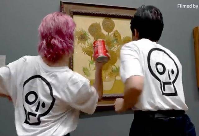 저스트 스톱 오일 소속 회원들이 14일 영국 런던 내셔널갤러리에서 빈센트 반 고흐의 '해바라기' 작품에 토마토 소스를 뿌리고 있다. 트위터 캡처