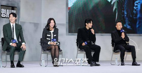 배우 이학주, 경수진, 진구, 이성민(왼쪽부터)이 25일 오전 서울 강남구 그랜드 인터컨티넨탈 서울 파르나스에서 진행된 디즈니+ 오리지널 시리즈 ‘형사록’ 제작보고회에 참석해 진행자의 질문에 답하고 있다. '형사록'은 한 통의 전화와 함께 동료를 죽인 살인 용의자가 된 형사가 정체불명의 협박범 ‘친구’를 잡기 위해 자신의 과거를 쫓는 미스터리 수사극이다. 오는 26일 공개된다. 서병수 기자 qudtn@edaily.co.kr /2022.10.25.