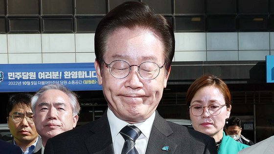 더불어민주당 이재명 대표가 민주연구원에 대한 검찰 압수 수색이 진행 중인 24일 오전 서울 여의도 더불어민주당 중앙당사 앞에서 굳은 표정으로 기자회견을 하고 있다. 연합뉴스