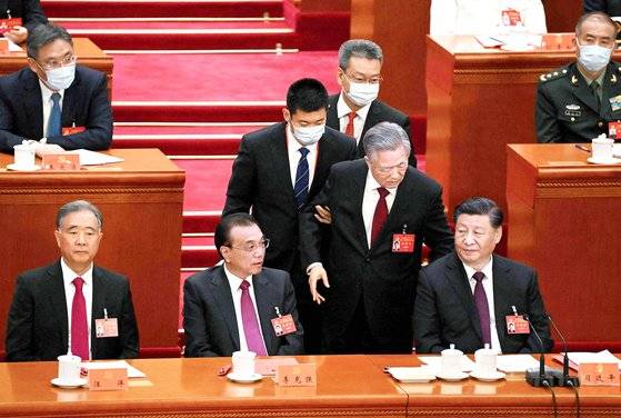 시진핑 중국 국가주석의 3연임과 측근으로 구성된 최고지도부 출범 우려에 24일 홍콩H지수는 7% 넘게 하락했다. [AFP=연합뉴스]