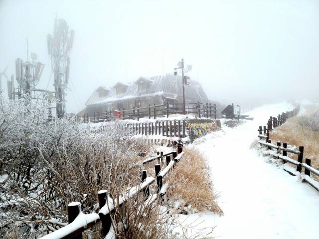 ▲ 지난 24일 17년 만에 ‘10월 대설특보’가 내려진 설악산이 한때 입산통제가 됐으나 이날 오후 4시부터 입산이 재개됐다. 기상청에 따르면 24일 오후 4시 기준 중청대피소에는 16㎝의 눈이 쌓였고 25일 오전까지 강원 일부 산지에 1~3㎝의 눈이 더 내릴 것으로 예보됐다. 김부오 강원도민일보 객원기자