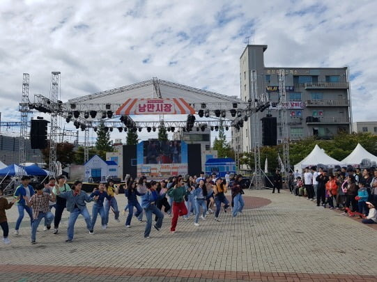 지난 2018년부터 동인천역 북광장에서 매년 열리는 동인천 낭만시장 축제. 인천시