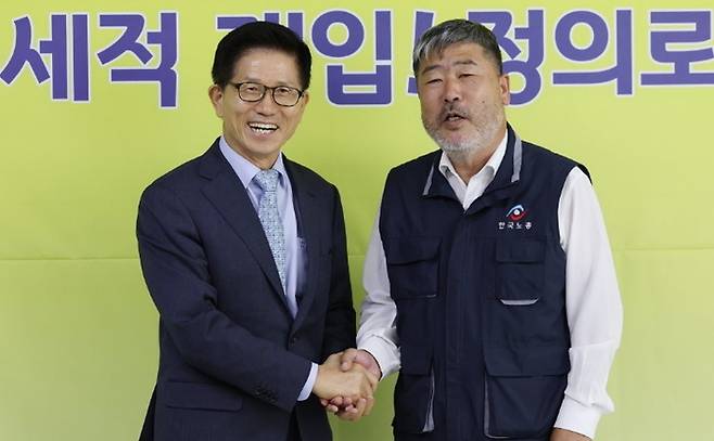 김문수 신임 경사노위 위원장(왼쪽)이 지난 6일 여의도 한국노총을 방문, 김동명 위원장과 인사하고 있다. 연합뉴스