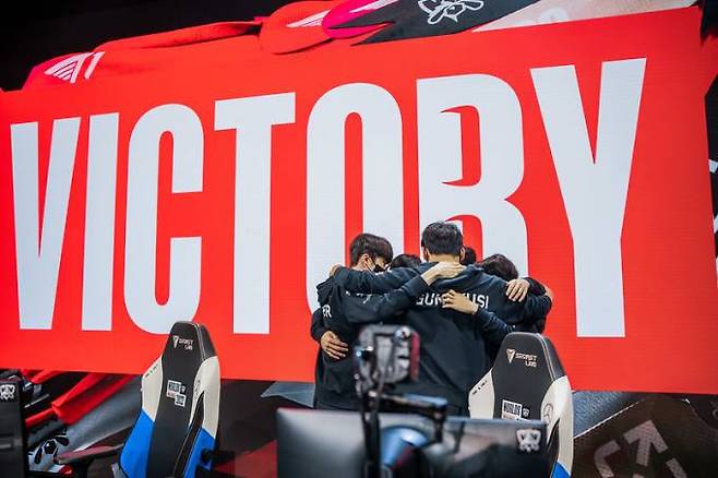 22일 열린 RNG와의 2022 롤드컵 8강전에서 3대 0으로 승리한 T1 선수단.&nbsp; &nbsp;라이엇 게임즈