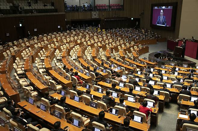 윤석열 대통령이 25일 오전 국회 본회의장에서 내년도 정부 예산안에 대한 시정연설을 하고 있다. 더불어민주당은 검찰의 대장동 수사를 정치보복으로 규정하고 이날 윤 대통령의 시정연설을 보이콧했다. / 사진=연합뉴스