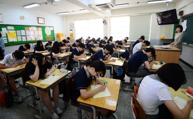 정부가 코로나19 장기화로 나타난 기초학력 저하와 학력 격차 문제를 해소하기 위해 학업성취도 평가를 확대하겠다고 발표하면서 교육 현장에 찬반 논란이 빚어지고 있다. 사진은 코로나19 이전인 지난 2016년 서울 광진구 소재 한 중학교에서 학업성취도 평가를 시행하고 있는 모습.  뉴시스