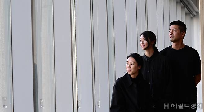 국립무용단 ‘2022 무용극 호동’ 안무가 정소연·송지영·송설이 바라보는 국립무용단의 정체성은 “한국춤에 뿌리를 둔 무용수들이 끊임없이 새로움을 시도하고 실험”하는 곳이라는 데에 있다. 동시대 춤으로 진화하면서도 흔들리지 않는 근간을 지키고 있는 것이 국립무용단의 가장 큰 힘이다. 박해묵 기자