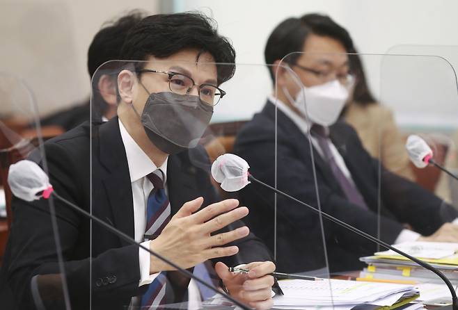 한동훈 법무부 장관이 24일 국회에서 열린 법사위의 법무부 등 종합국정감사에서 답변하고 있다. [연합]