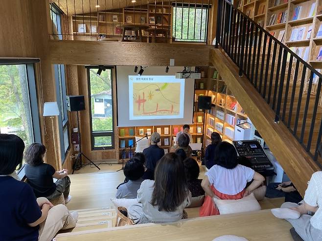 [전주=뉴시스] 한훈 기자 = 전북 전주시는 평화동의 학산숲속시집도서관에서 시민 20여명이 참석한 가운데 '숲속낭독공연'을 선보였다고 27일 밝혔다.(사진=전주시 제공).2022.08.27.  photo@newsis.com *재판매 및 DB 금지