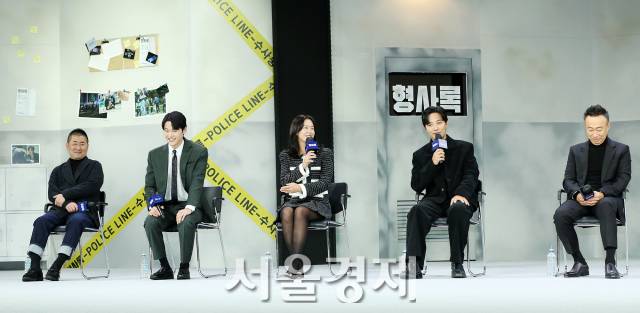 한동화 감독, 배우 이학주, 경수진, 진구, 이성민이 25일 오전 서울 강남구 그랜드 인터컨티넨탈 서울 파르나스에서 진행된 디즈니 플러스 오리지널 시리즈 '형사록'(극본 임창세/연출 한동화) 제작발표회에 참석했다. / 사진=김규빈 인턴기자