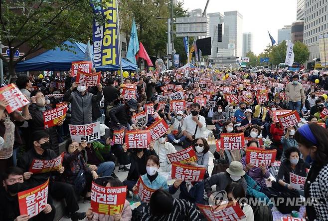 김건희 특검 윤석열 퇴진 전국집중 촛불 집회 (서울=연합뉴스) 한종찬 기자 = 22일 오후 서울 시청역 앞에서 촛불전환행동 등 시민단체 회원들이 김건희 특검 윤석열 퇴진 11차 전국집중 촛불 집회를 하고 있다. 2022.10.22 saba@yna.co.kr