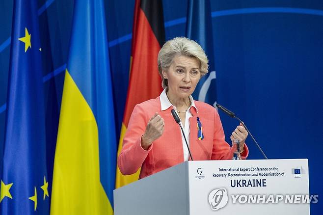 발언하는 EU 집행위원장 (베를린 AP=연합뉴스) 우르줄라 폰데어라이엔 EU 집행위원장이 25일(현지시간) 독일 베를린에서 열린 우크라이나 재건을 위한 국제 콘퍼런스에서 축사를 하고 있다. 2022.10.25 photo@yna.co.kr