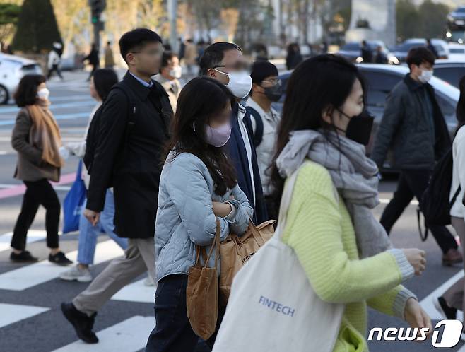 반짝 추위가 찾아온 24일 오전 서울 광화문네거리에서 시민들이 두꺼운 옷을 입고 출근하고 있다.  2022.10.24/뉴스1 ⓒ News1 신웅수 기자