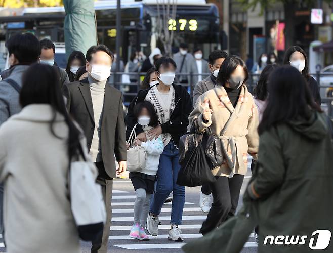 반짝 추위가 찾아온 24일 오전 서울 광화문네거리에서 한 어린이가 엄마 품에 안겨 횡단보도를 걷고 있다. 2022.10.24/뉴스1 ⓒ News1 신웅수 기자