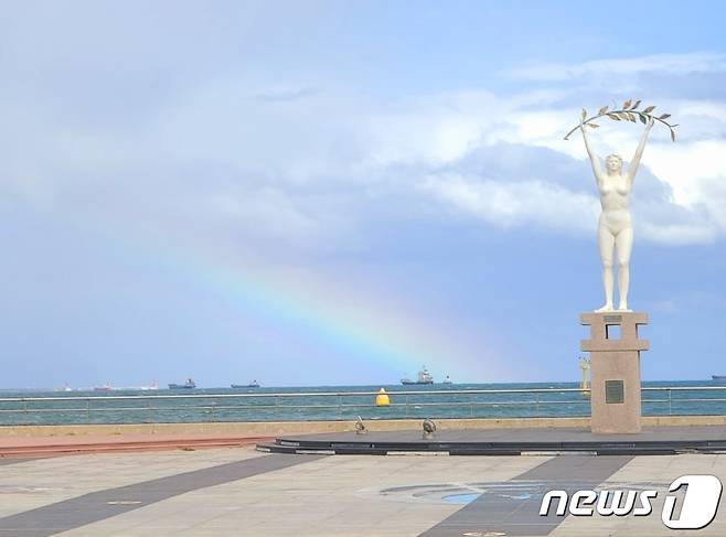 조각상 뒷편으로 무지개가 떠있다. 2022.10.25/뉴스1 ⓒ News1 최창호 기자