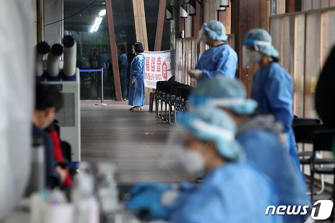 서울 송파구 보건소에 마련된 신종 코로나바이러스 감염증(코로나19) 선별진료소에서 관계자들이 대기하고 있다. 2022.9.26/뉴스1 ⓒ News1 이승배 기자