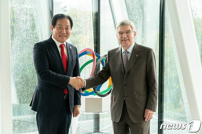 심재국 강원 평창군수(왼쪽)가 최근 스위스 로잔에서 토마스 바흐 국제올림픽위원회(IOC) 위원장을 만나고 있다. (평창군 제공) 2022.10.26/뉴스1