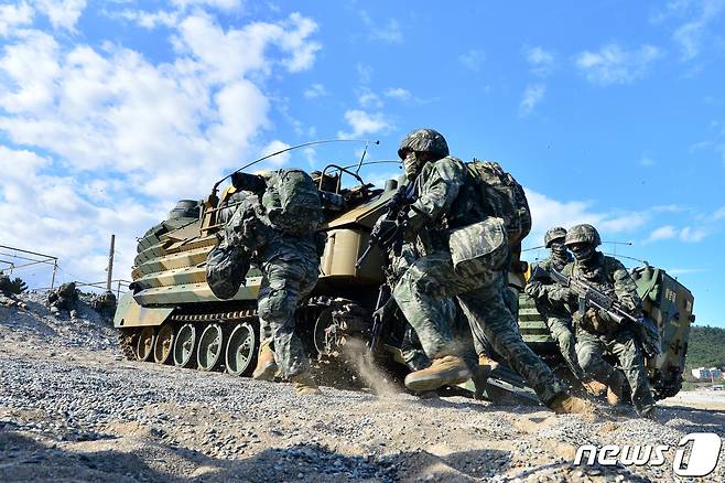 26일 오후 경북 포항시 북구 해안에서 실시된 2022해군·해병대 호국합동상륙훈련에서 KAAV(한국형돌격상륙장갑차)로 적 해안에 상륙한 해병대원들이 해안두보를 향해 돌격하고 있다.2022.10.26/뉴스1 ⓒ News1 최창호 기자