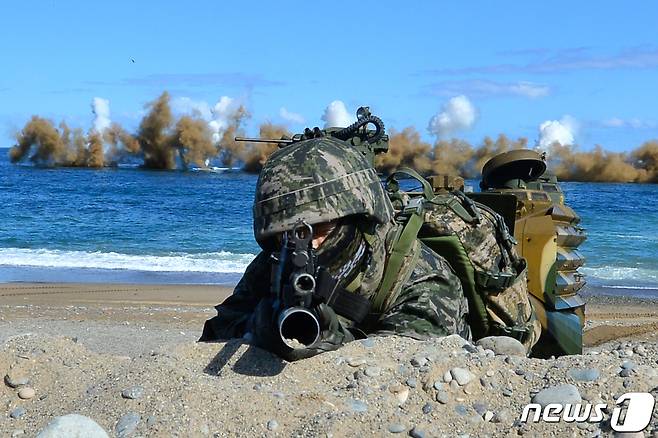 26일 오후 경북 포항시 북구 해안에서 실시된 2022해군·해병대 호국합동상륙훈련에서 KAAV(한국형돌격상륙장갑차)로 적 해안에 상륙한 해병대원들이 해안두보를 확보하고 있다.2022.10.26/뉴스1 ⓒ News1 최창호 기자