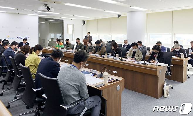 광주시가 26일 시청 재난안전대책본부 회의실에서 유관단체 합동 대책회의를 열고 겨울철 대설한파 협업 대응방안을 논의하고 있다.(광주시 제공)2022.10.26/뉴스1 ⓒ News1