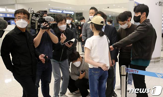 필리핀 세부 막탄공항에서 대한항공 여객기의 활주로 이탈 사고 여파로 현지에 머물렀던 한 승객이 25일 대한항공 대체항공을 통해 인천국제공항으로 입국해 취재진의 질문에 답변하고 있다. 2022.10.25./뉴스1 ⓒ News1 김진환 기자