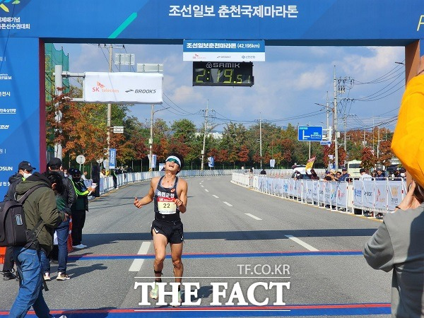 충북 옥천군청 김재민 선수가 지난 23일 강원 춘천에서 열린 ‘2022 조선일보 춘천국제마라톤 겸 손기정 세계제패 기념 제76회 전국마라톤선수권대회’에서 국내 남자 엘리트 부문 준우승을 차지했다. /옥천군.