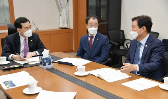 박완수 경남도지사(가장 오른쪽)가 이창양 산업통상자원부(가장 왼쪽) 장관과 이종호 과학기술부 장관을 만나 도정 현안 사업을 설명하고 지원 및 협력을 요청하고 있다.