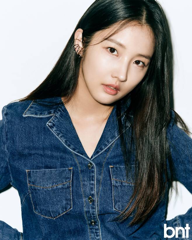 데님 셔츠는 쿠메, 이어 커프는 페르테, 이어링은 콜드 프레임 제품.