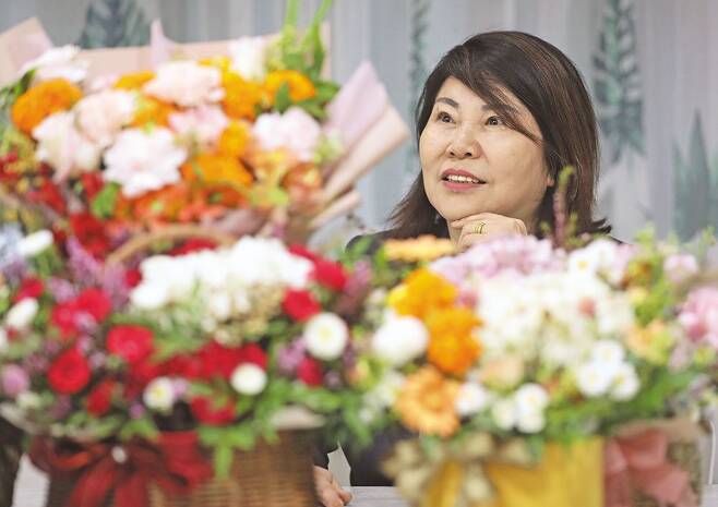 서울 서초구 99플라워 본사에서 윤공순 대표가 자신이 직접 디자인한 꽃바구니와 꽃다발들을 바라보고 있다. /장련성 기자