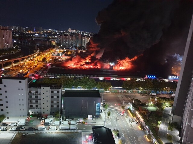 25일 밤 8시27분께 대구 북구 매천동 대구농수산물도매시장에서 화재가 발생해 3시간30분여만에 완진됐다. 사진은 화재 발생 초기의 모습. 대구소방본부 제공