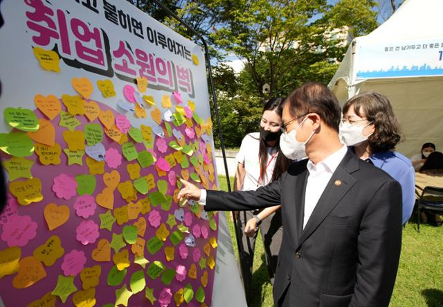 이정식 고용노동부 장관이 지난달 21일 오후 서울 광진구 세종대 대학일자리플러스센터 운영 현장 부스를 찾아 취업 소원 메시지를 살펴보고 있다. 고용부 제공