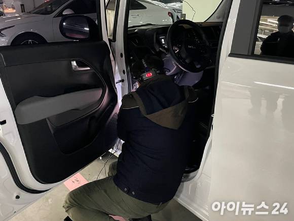 쏘카 차량 내부에 단말기를 장착하는 모습 [사진=정유림 기자]