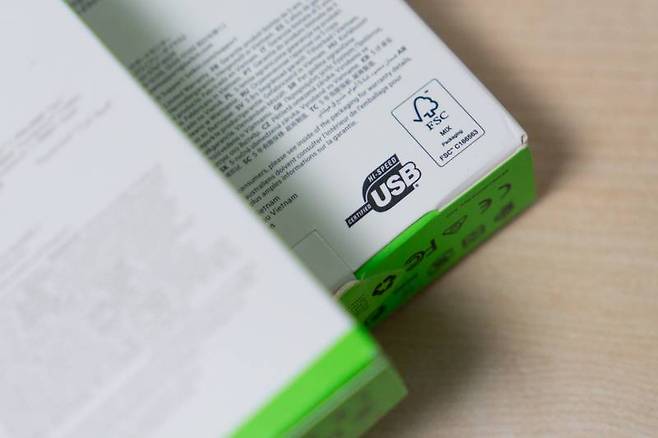 제품 패키지 후면에 그려진 USB-IF 인증 로고. 출처=IT동아