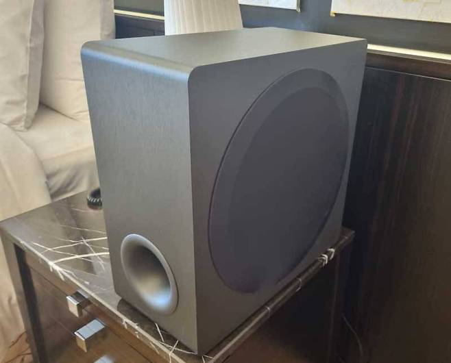 기존 제품 대비 14% 더 커진 무선 서브우퍼 유닛