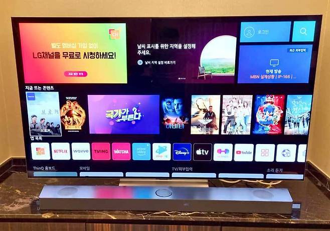 스마트 기능을 통해 다양한 온라인 콘텐츠를 자체 구동하는 LG전자의 OLED65C2KND OLED TV