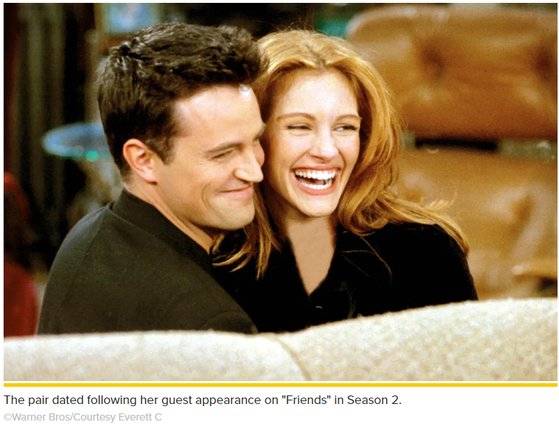 매튜 페리와 줄리아 로버츠가 함께 '프렌즈'에 등장했던 장면. 워너브라더스, Page Six 캡처