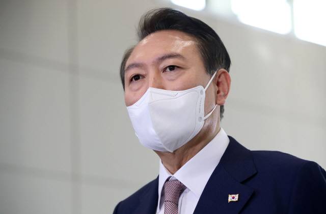 ▲ 윤석열 대통령이 26일 오전 서울 용산 대통령실 청사로 출근, 취재진의 질문에 답하고 있다  [대통령실통신사진기자단]