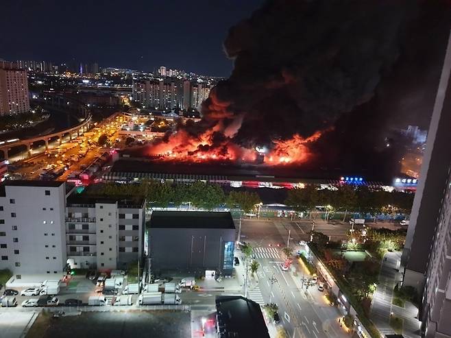 대구 농수산물도매시장에서 지난 25일 밤 발생한 큰 불로 연기가 피어오르고 있다. 대구소방본부 제공