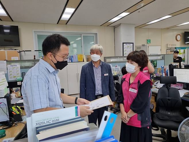 지난 9월13일 박형대 전남도의원과 황호순 전국학교비정규직노동조합 전남지부장이 전남도의회에 ‘전남도교육청 교육공무직 대체인력지원 제도 마련 청원’을 접수하고 있다. 박형대 도의원 제공.