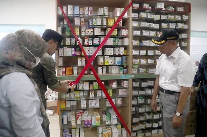 인도네시아 정부는 최근 아동 사망이 연이어 보고되고 있는 급성 신장 질환(AKI)을 예방하기 위해 한시적으로 액체 또는 시럽 약에 대한 처방과 판매를 중단했다. 사진은 지난 22일(현지시간) 인도네시아 서자바주 적십자 병원에서 관계자들이 점검에 나선 모습. EPA연합뉴스