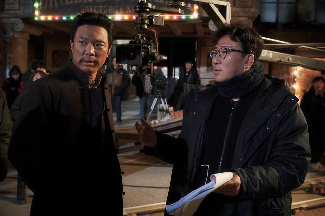 Director Yoon Je-kyoon gives direction to musical actor Jung Sung-hwa, who plays protagonist Ahn Jung-geun in “Hero.” (CJ ENM)