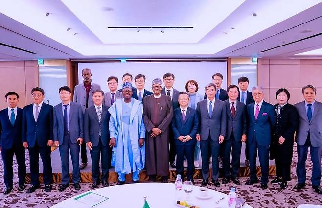 Nigerian President Muhammadu Buhari (sixth from left) and Nigerian Ambassador to Korea Ali Magashi(fiifth from left) meet Korean CEOs at Lotte Hotel, Seoul on Wednesday. (Nigerian Embassy in Seoul)